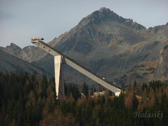 Pawel (144).JPG - Strbsky stit. (2385m) ze skocznią.